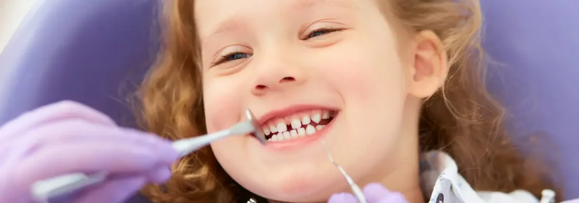 dziewczynka na fotelu dentystycznym