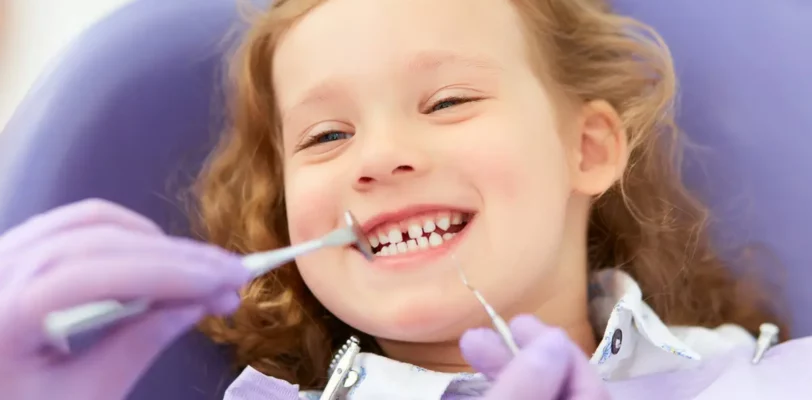 dziewczynka na fotelu dentystycznym